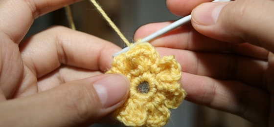 Flores tejidas a crochet para utilizar como decoraciones