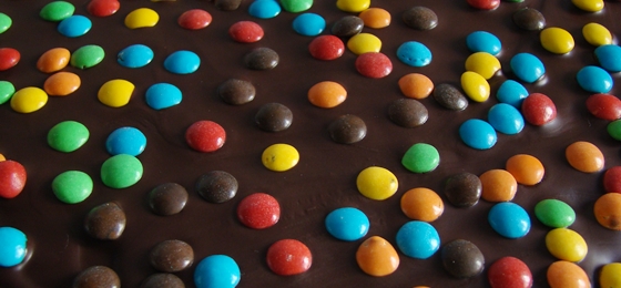 Tortas de chocolate decoradas con golosinas