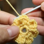 Flores tejidas a crochet para utilizar como decoraciones